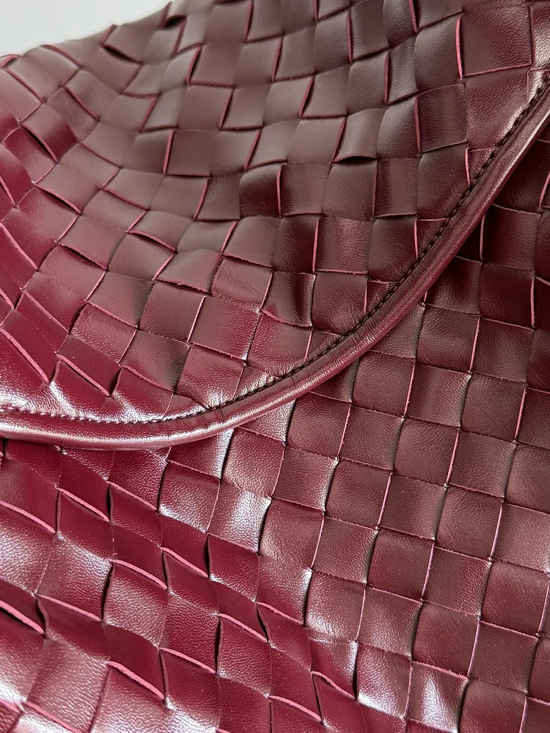 Batch 2160 Recently, I seem to be obsessed with this bag from BV~ The new Hop is really not too beautiful. The whole bag has no seams. The bag body and handles are made of one piece of leather. It embodies the style and essence of Bottega Veneta. It truly represents craftsmanship and creativity. The large size has a very loose and lazy upper body. Big bag lovers will definitely not regret buying it. Style number: 763970 Size: 53*24*13